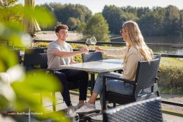 Hotel mit Restaurant am Wasser in Holland