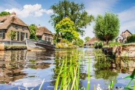 Dwarsgracht Giethoorn Holland