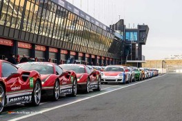 Traumautos wie Ferraris, Lamborghinis, McLarens und Porsches fahren in Holland