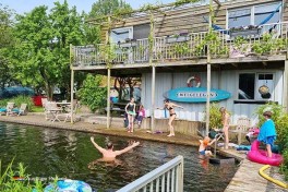 Camping mit natürliche Badeteich in Friesland Holland