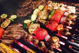 In der Cosina (argentinische Küche) sind die Parilleros (Köche) Meister in der Zubereitung von Fleisch auf der Parillada (Holzkohlengrill) in Amsterdam Holland Niederlande