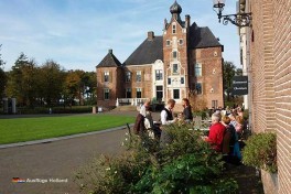 Speisen und Getränke gibt es im Gewölbekeller des Schlosses oder im benachbarten Restaurant Koetshuis
