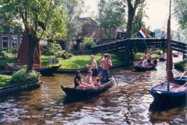 Rundfahrt im überdachten Boot durch das authentische Dorf Giethoorn dem Venedig des Nordens